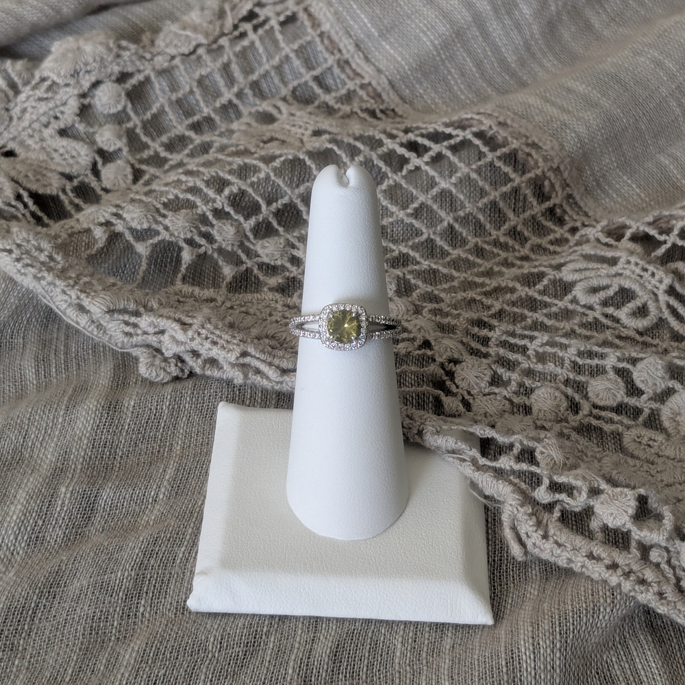 Elegant Silver and Peridot Women's Ring